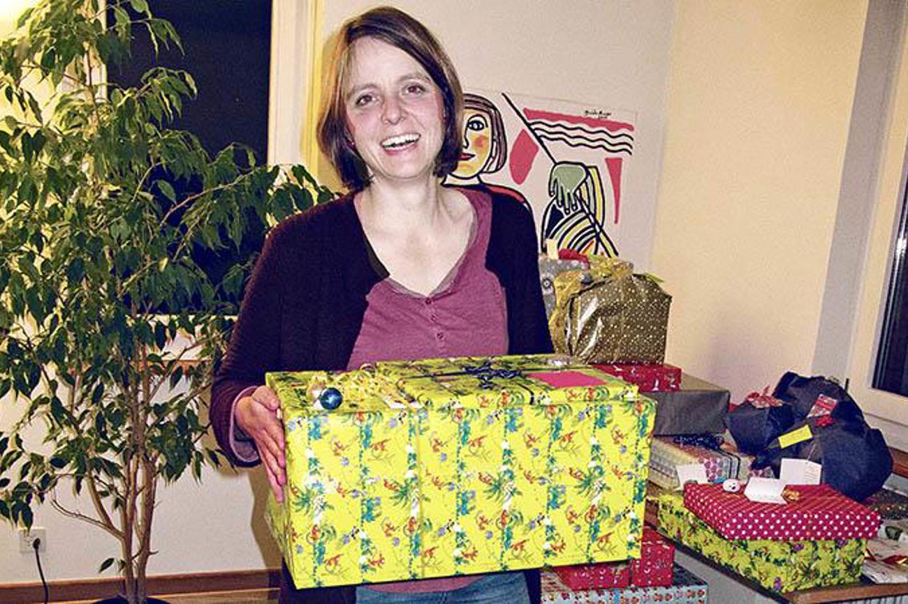 Veronika Beck mit Weihnachts-geschenken für die «Paradiesgässli»-
Kinder und ihre Eltern. Möglich machten die Bescherung private Spender. Die 37-Jährige ist seit sechs ­Jahren stellvertretende Betriebsleiterin. | Welti