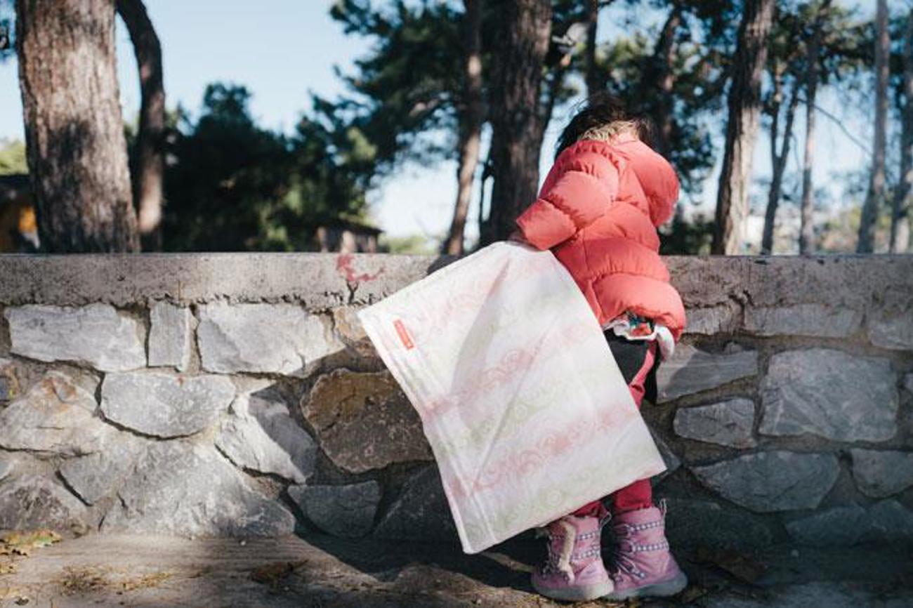 Eine Kuscheldecke von «Mini Decki» gibt den Flüchtlingskindern auf Lesbos etwas Geborgenheit. | Johannes Schulmeister/SAO – Save Assist Outreach