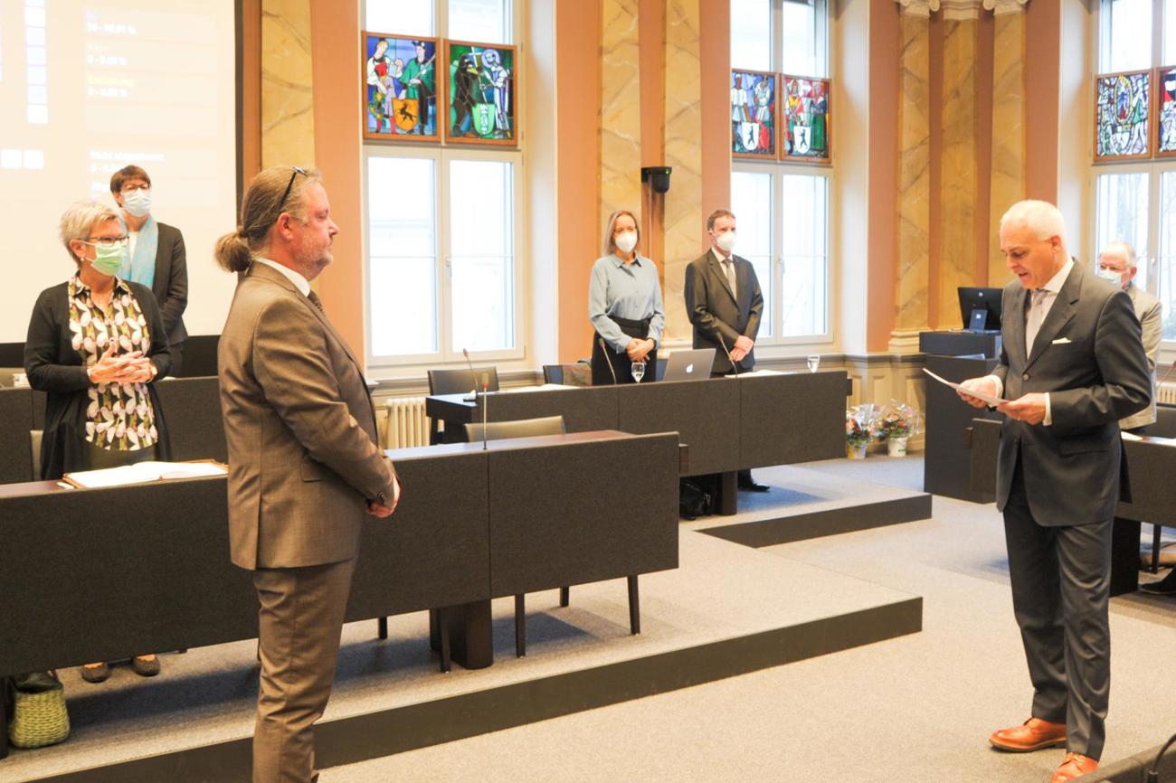 Sebastian Doll (links) legte an der Glarner Herbst-Synode 2021 das Gelübde für das Amt des Kirchenratspräsidenten ab.