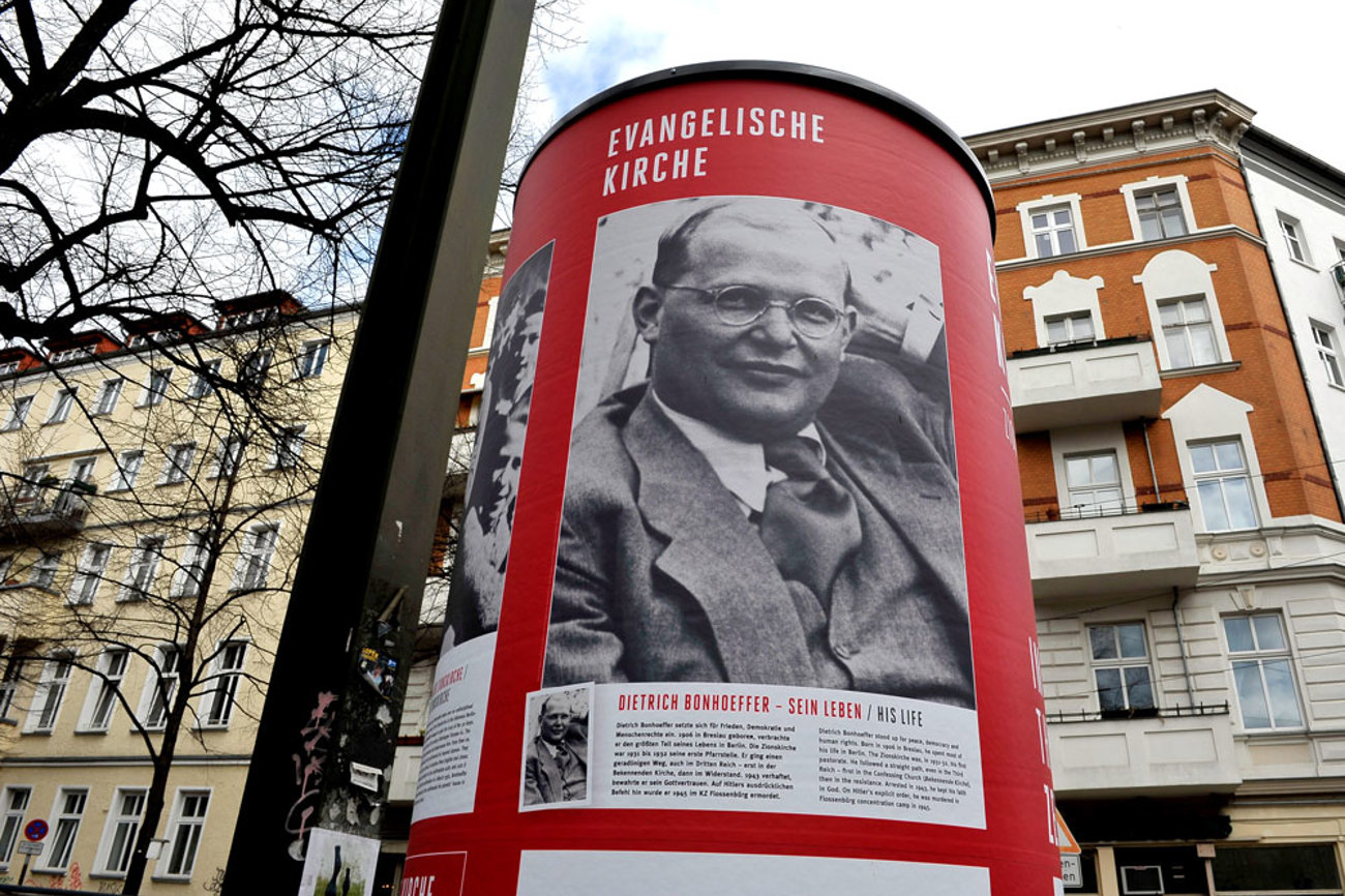 Zeitlos aktuell: Ein Plakat des NS-Widerstandskämpfers und Theologen Dietrich Bonhoeffer hängt an einer Litfasssäule in Berlin. | Foto: Vera Rüttimann