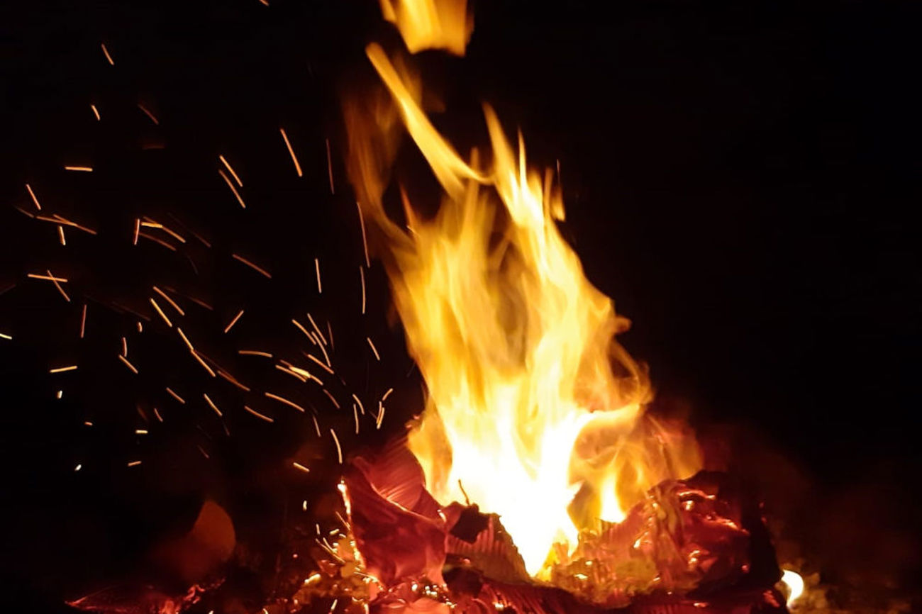 Ein Feuer, welches wärmend die Dunkelheit erhellt. Hexen wurde vorgeworfen, sich zu nächtlichen Feuern und Hexensabbaten zu versammeln. Und Feuer war das Element ihrer Bestrafung. | Foto: as