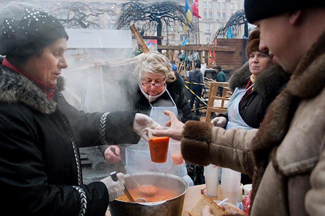 Helferinnen und Helfer verteilen Suppe. | EKS