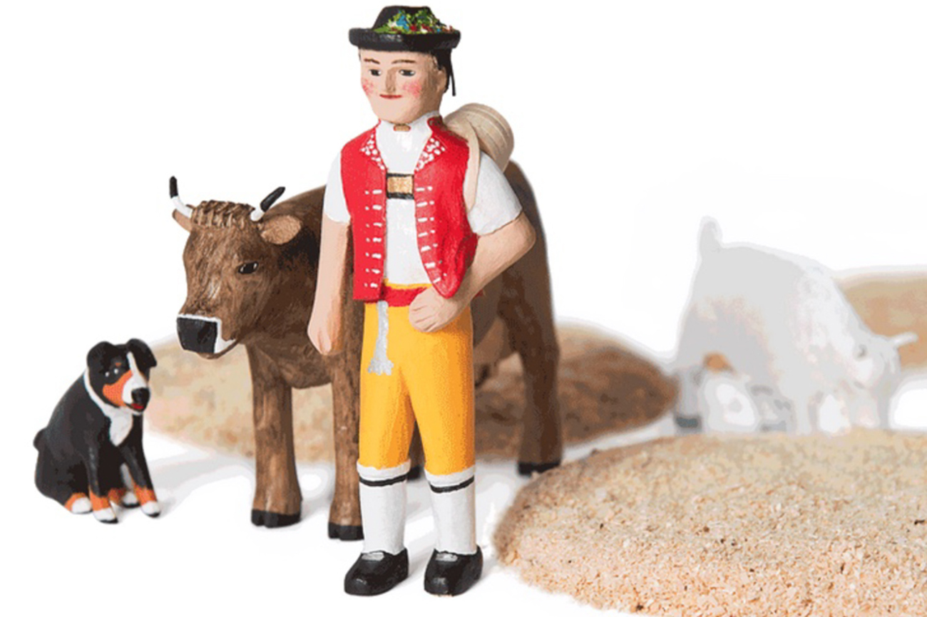 Für das Jubiläumsschwingen werden als eine Art Maskottchen typisch appenzellische Figuren, wie wir diese vom Motiv  des Alpaufzuges kennen, hergestellt. Gefertigt werden sie von Sämi Frick aus Urnäsch. Foto: zVg