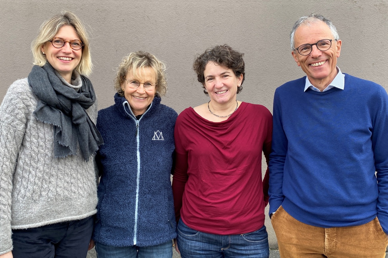 Das interdisziplinäre Spiritual Care Team v.l.: Ute Latuski, reformierte Theologin und Seelsorgende, Leila Bleichenbacher und Brigitte Jäger, beides Pflegefachpersonen mit Weiterbildungen in Würdezentrierter Therapie bzw. Spiritual Care und Matthias Angehrn, katholischer Theologe und Seelsorger.  