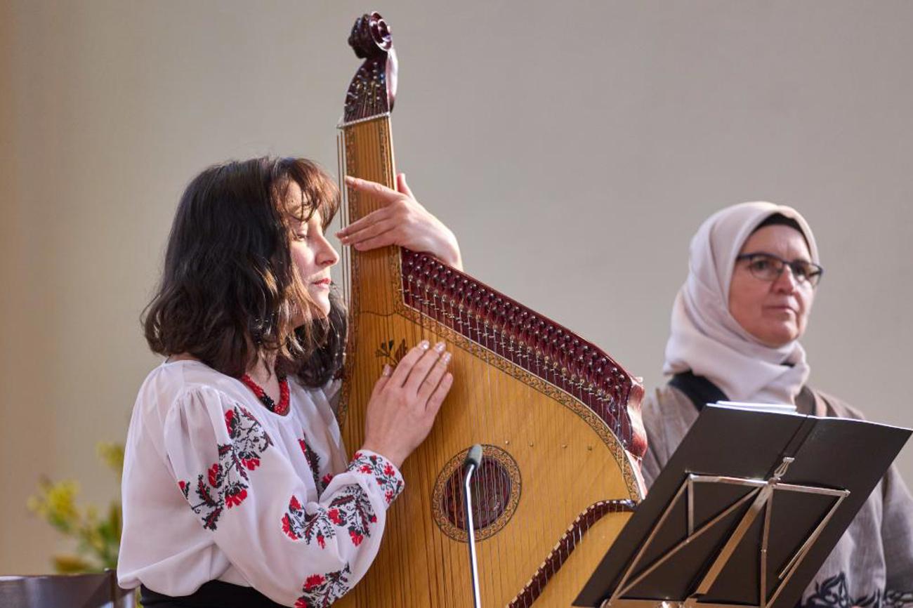 Die Ukrainerin Zoryana Mazko singt Lieder aus ihrer Heimat und spielt auf der Bandura. | Emanuel Ammon