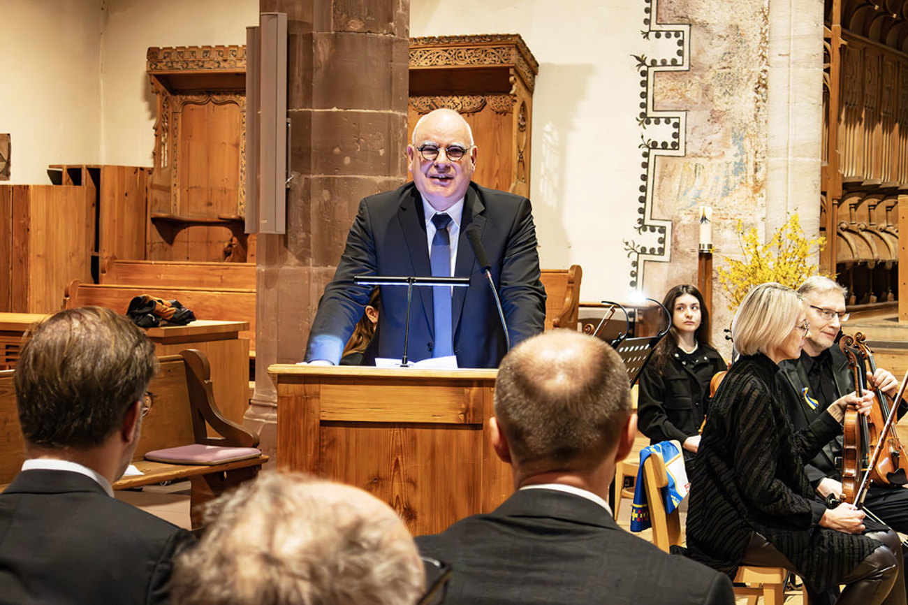 Lukas Kundert, Kirchenratspräsident der Evangelisch-reformierten Kirche Basel-Stadt, rief zum Gebet und zur Solidarität mit der Ukraine auf. | Foto: Noelle