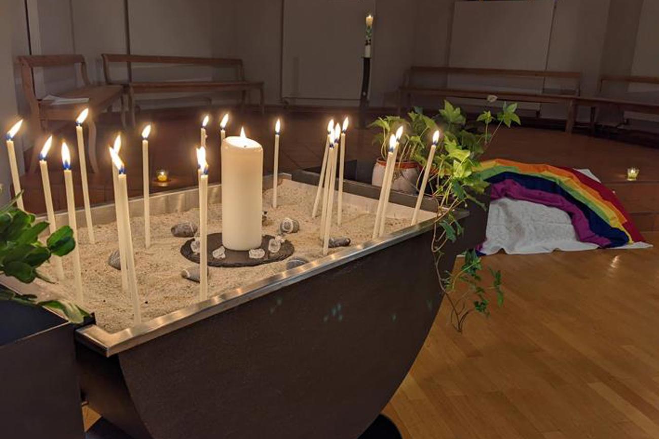 Zeichen setzen - In Rehetobel stehen Kerzen als Zeichen für die Opfer in der Ukraine.                                      Bild Andrea Rechsteiner