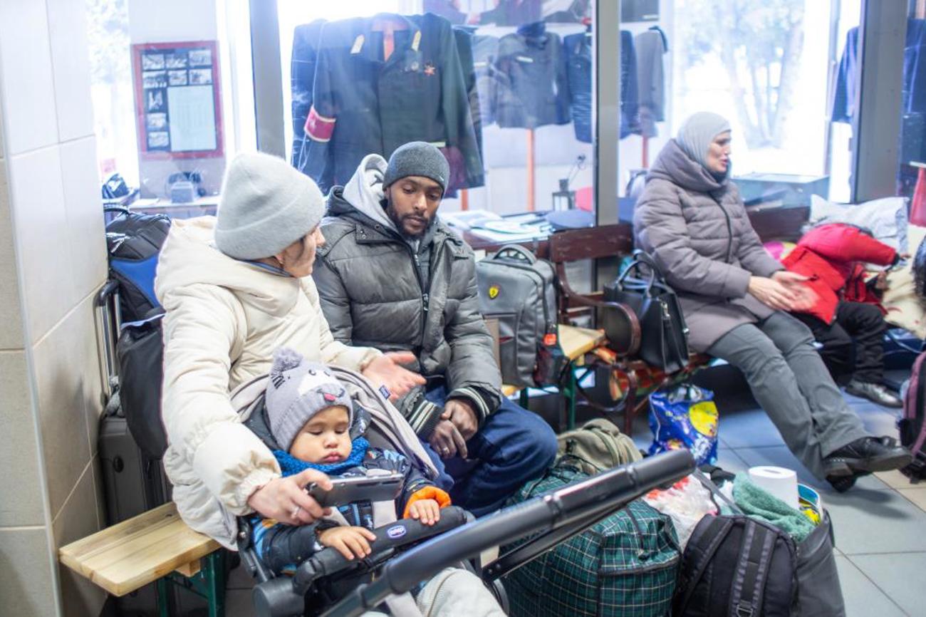 Darja und Ibrahim mit ihrem Sohn Andrij im Bahnhofsgebäude der ungarischen Grenzstadt Záhony.