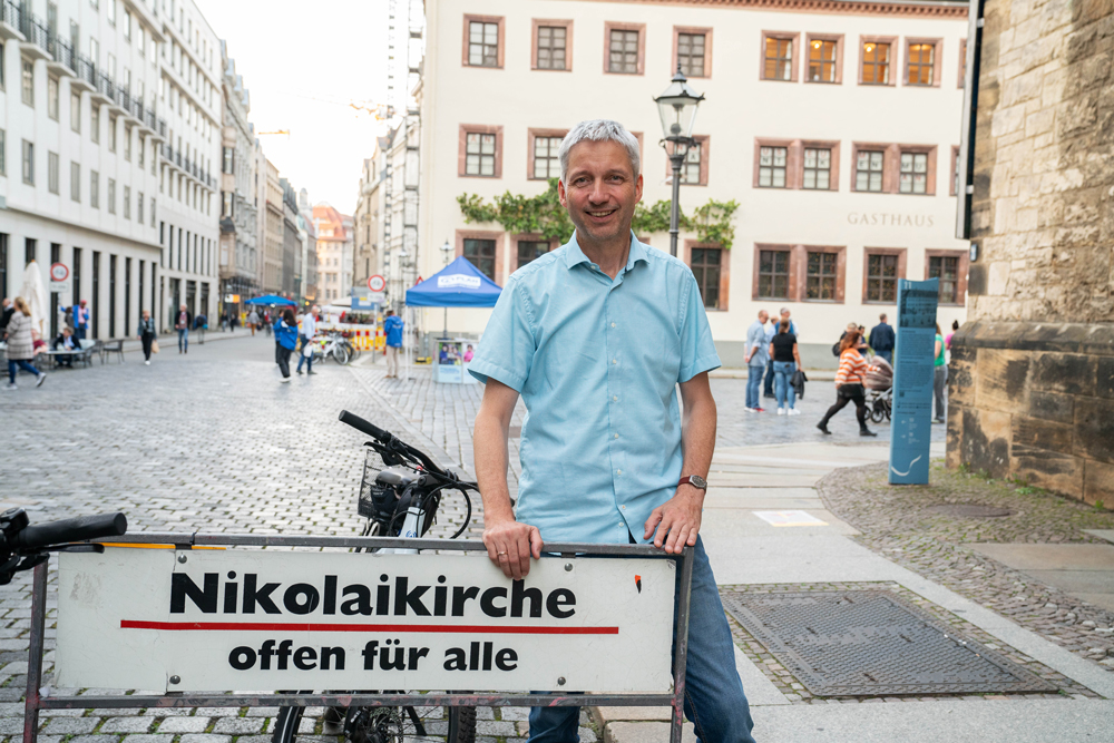 Nikolaikirche – offen für alle. Seit den achtziger Jahren steht dieses Schild vor der Kirche. Eine lebendige Gemeinde, «die sich damals wie heute in die Gesellschaft einmischt», sagt Pfarrer Bernhard Stief. | Foto: Vera Rüttimann