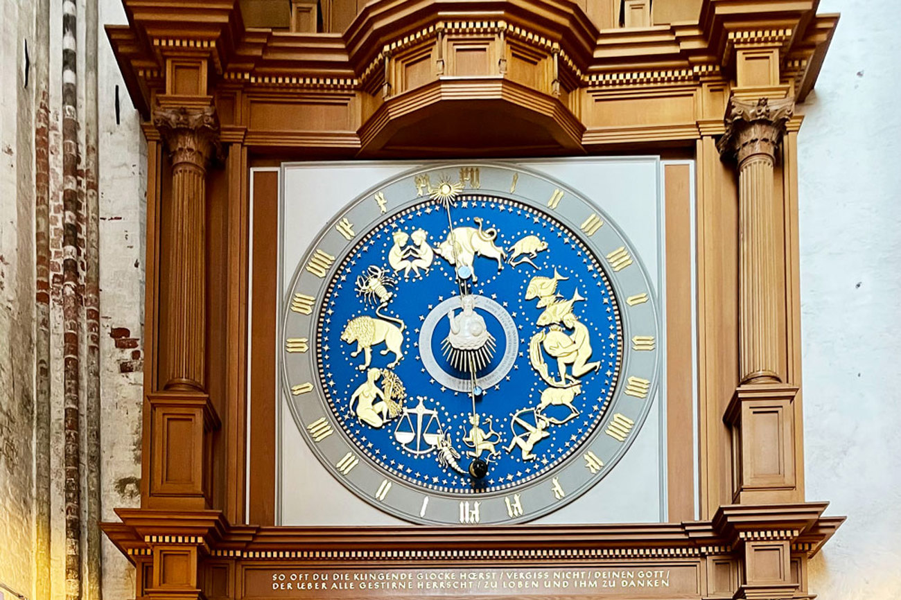 Die astronomische Uhr der Lübecker Kirche St. Marien stammt ursprünglich aus dem 16. Jahrhundert. Beim Nachbau fügte man dem Tierkreis ein dreizehntes Zeichen hinzu, um sich von der Astrologie abzugrenzen. | Foto: Noelle