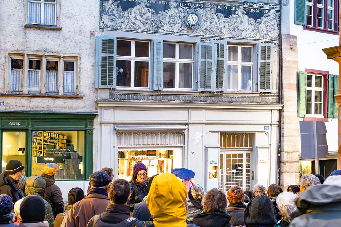 Eine der ersten Aktiengesellschaften der Schweiz: Claudia Buess (Mitte) erzählt vor dem Haus zum Wolf die Geschichte der Basler Missionshandelsgesellschaft. | Foto: Nicole Noelle