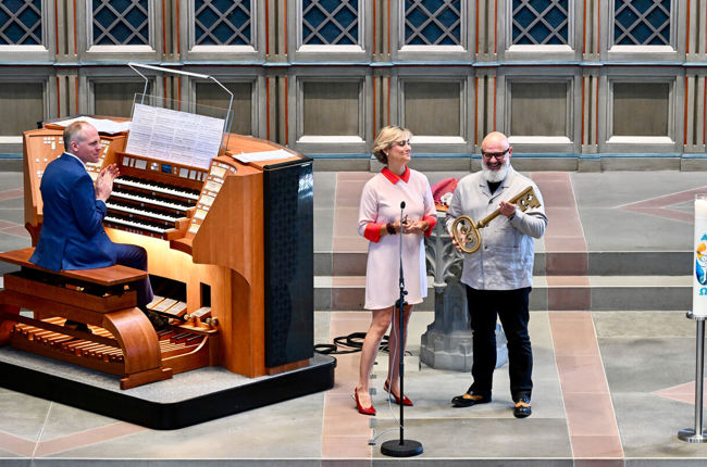 Schlüsselübergabe von Deborah Weber an Alex Xanthis, den Kirchenvorsteherschaftspräsidenten der Kirchgemeinde St. Gallen Centrum. Foto: Klaus Stadler