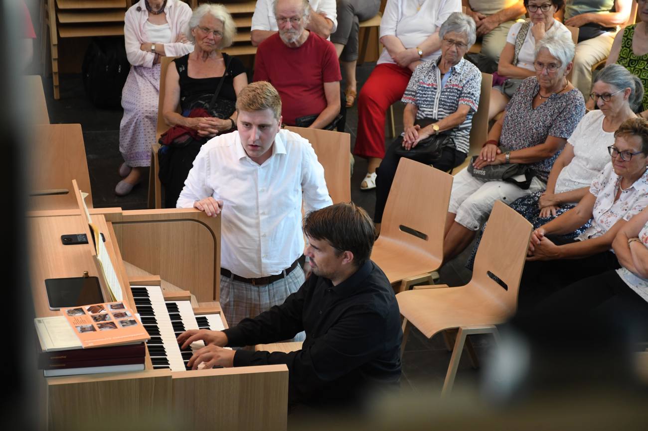 Levin Ulmann (links) und David Schmucki spielten auf der neuen, elektronischen Orgel.