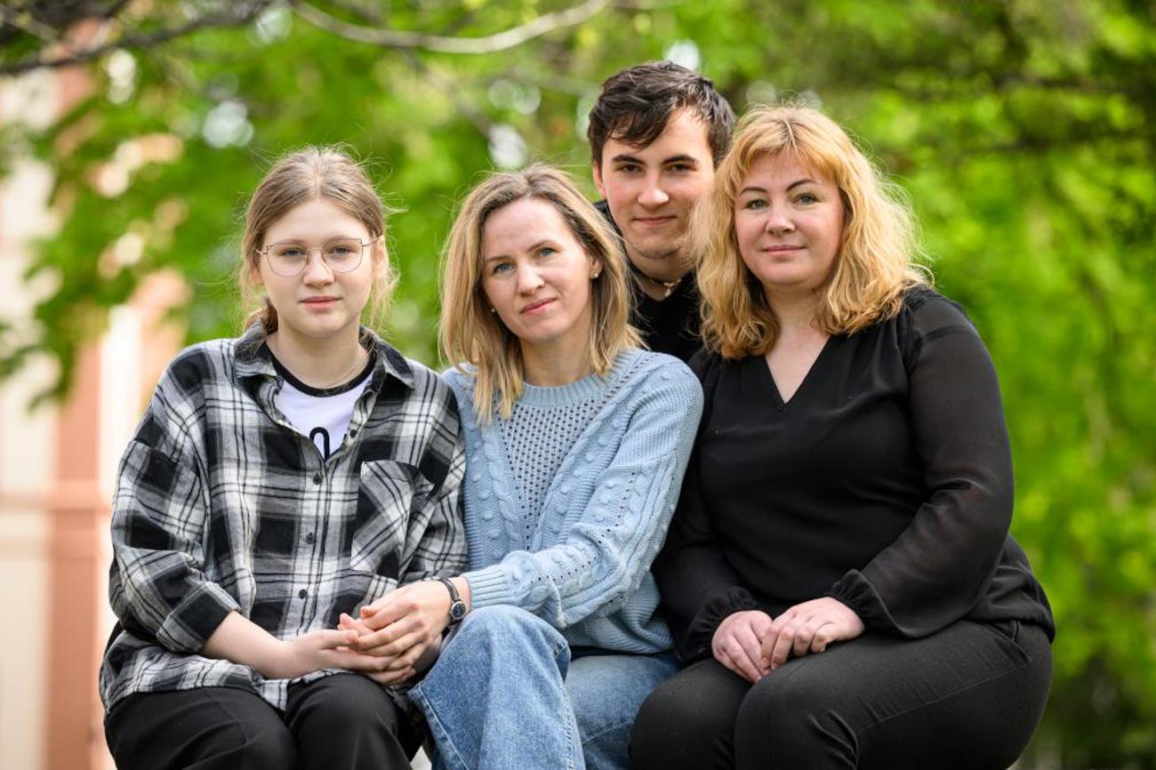 V.l.n.r.: Anastasia, ihre Mutter Nadia, Maksym und seine Mutter Lesia leben seit März in Basel. | Dominik Plüss