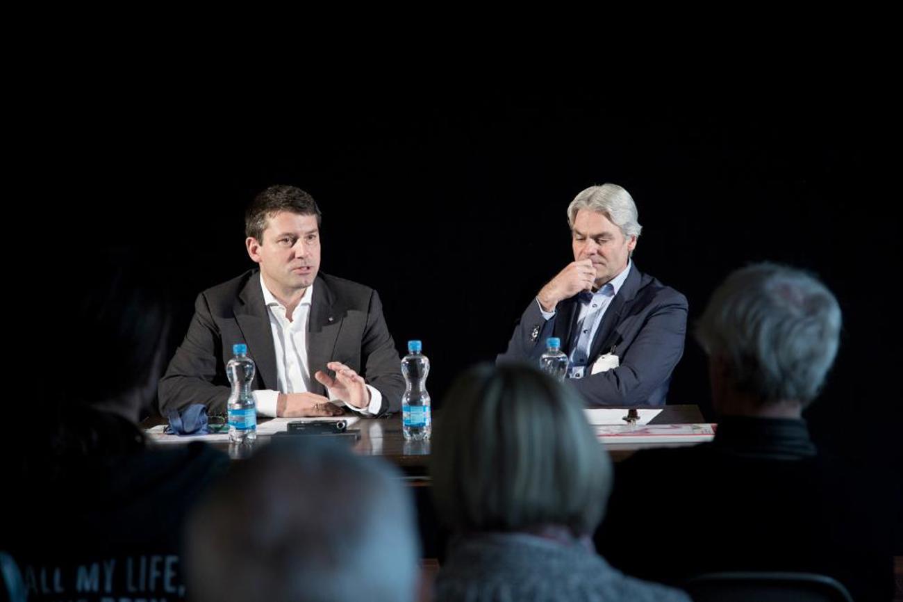 «Die Monopolstellung tat uns nicht gut. Wir mussten uns nicht erklären»: Gottfried Locher (links), Präsident des Schweizerischen Evangelischen Kirchenbundes SEK, spricht mit Lukas Ott, Stadtpräsident von Liestal BL, über die gesellschaftliche Rolle der Reformierten. | Florian Moritz/Moritz Me